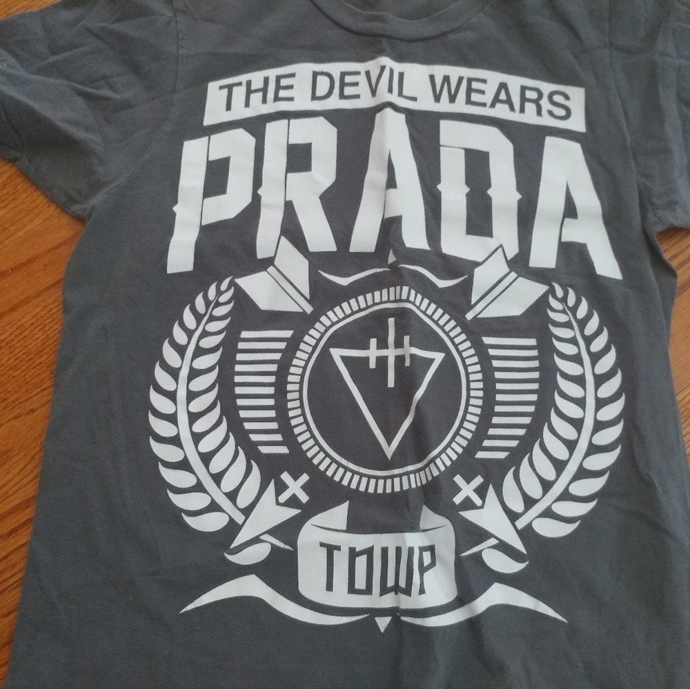 🔥🔥The devil where's PRADA tee..🔥🔥